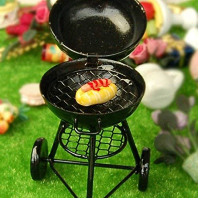 Odoria Miniatur BBQ Grill Puppenhaus Zubehör – 1/12 Maßstab, Metall, 9,3×4,3×9,8 Cm, Für Küchendeko