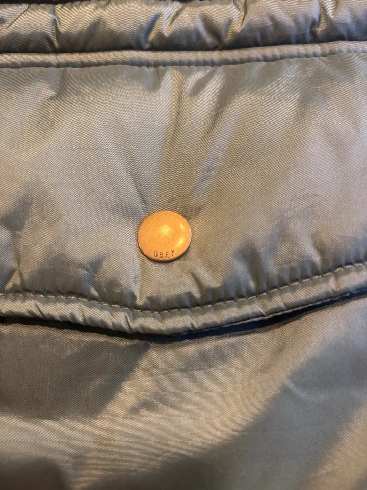 Chaleco acolchado Obey verde talla grande para hombre Foto 3 de 4