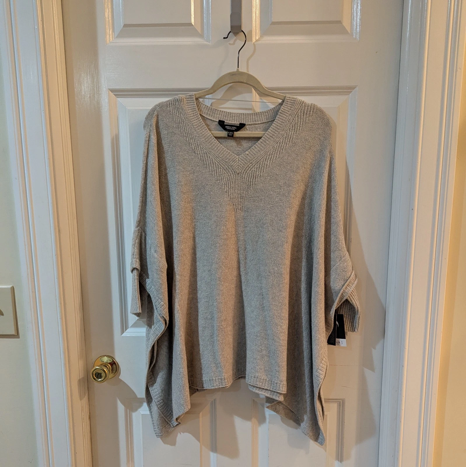 NEW Vera Wang Beige/ Oatmeal Knit Poncho/ Sweater With Sleeves. Size PLX