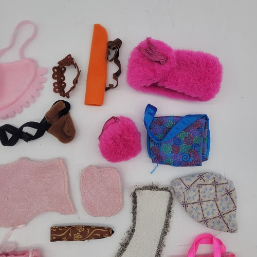Lotto accessori bambola Barbie vintage asciugamani cappelli borse - Foto 4 di 5