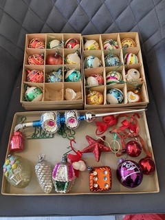 Vintage Weihnachtskugeln aus Glas & Kunststoff und andere Deko gebraucht MwSt.