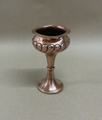 Antike kleine Repousse Kupfer Stiel Vase aus Kunsthandwerk um 1890