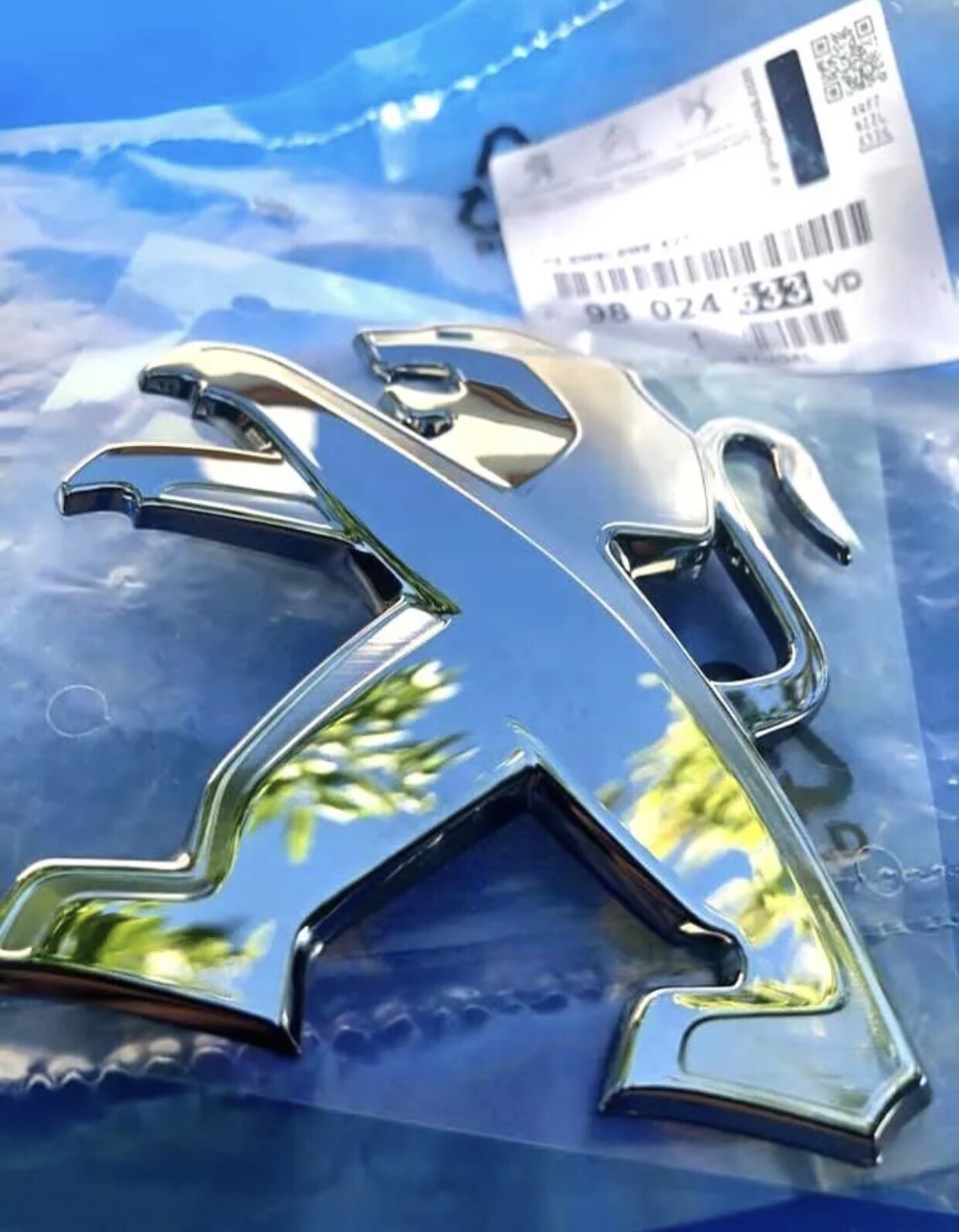 Logo Peugeot Lion avant 308 cassé ? Remplacez-le par l'emblème d'origine 98024633VD