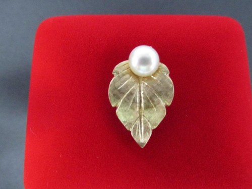 14k Solid Yellow Gold Pearl Leaf Pendant - Picture 3 of 5