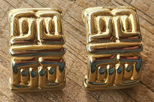 Pendientes perforados vintage firmados Givenchy tono dorado llave griega/logo medio aro