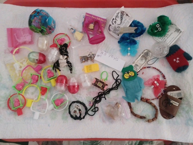 VINTAGE GUMBALL/VENDING/DIME STORE TOYS/CHARMS LOT OF 35