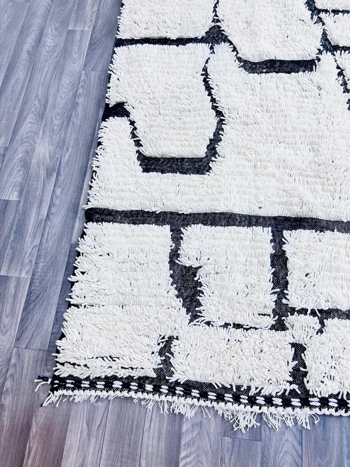 Modern geometric Moroccan rug - white wool - handmade Berber rug for living room - Image 4 of 4