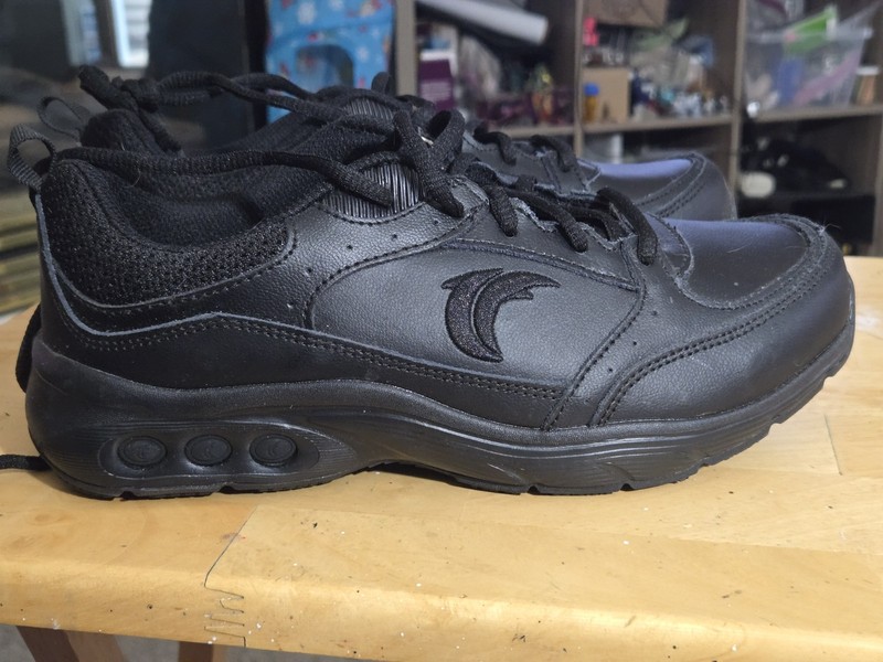 Women's Slip-Resistant Walking Shoe Size 10 - Therafit brand