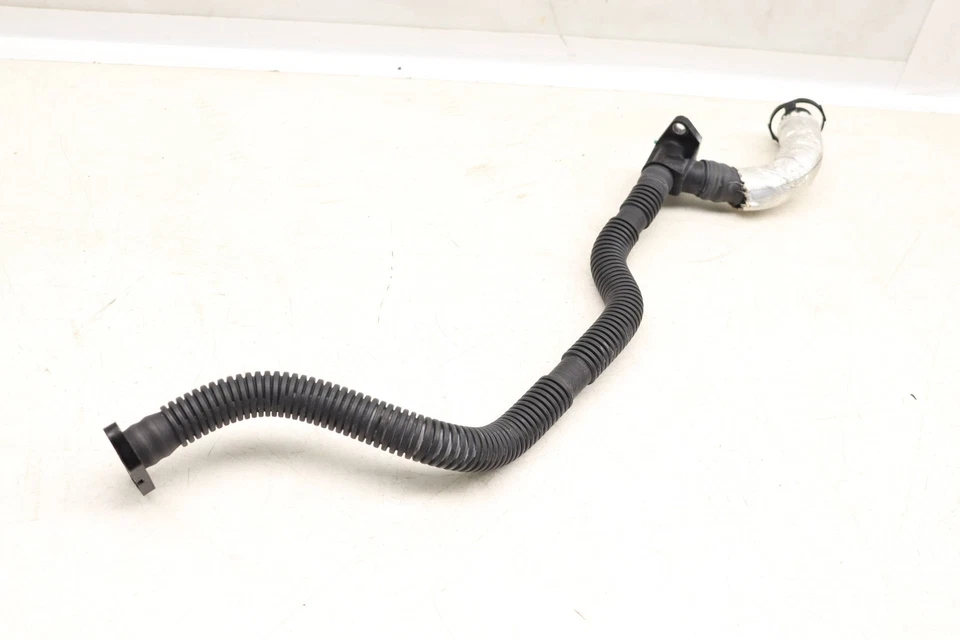 AUDI A8 QUATTRO 2015-2018 3,0 L - Bomba de aire secundaria / Manguera de válvula EGR / LÍNEA Foto 2 de 4