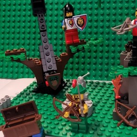 LEGO Hemlock Stronghold 6046 w cas285 + 3 Minifigs Incomplete see Pics & Desc