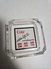 Le Coca ajoute de la vie à tout ce qui est beau. Cendrier en verre Coca-Cola Enjoy excellent état