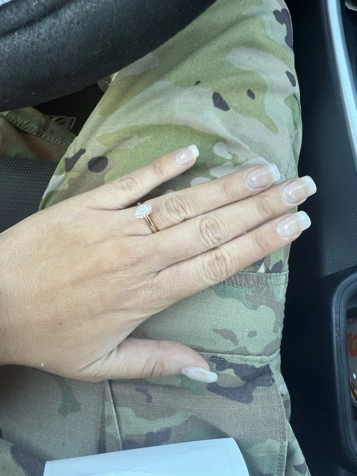 Anillo solitario de diamantes cultivados en laboratorio de 1,5 quilates con forma ovalada tamaño 7 oro amarillo de 14 quilates 3,41 gm Foto 4 de 4