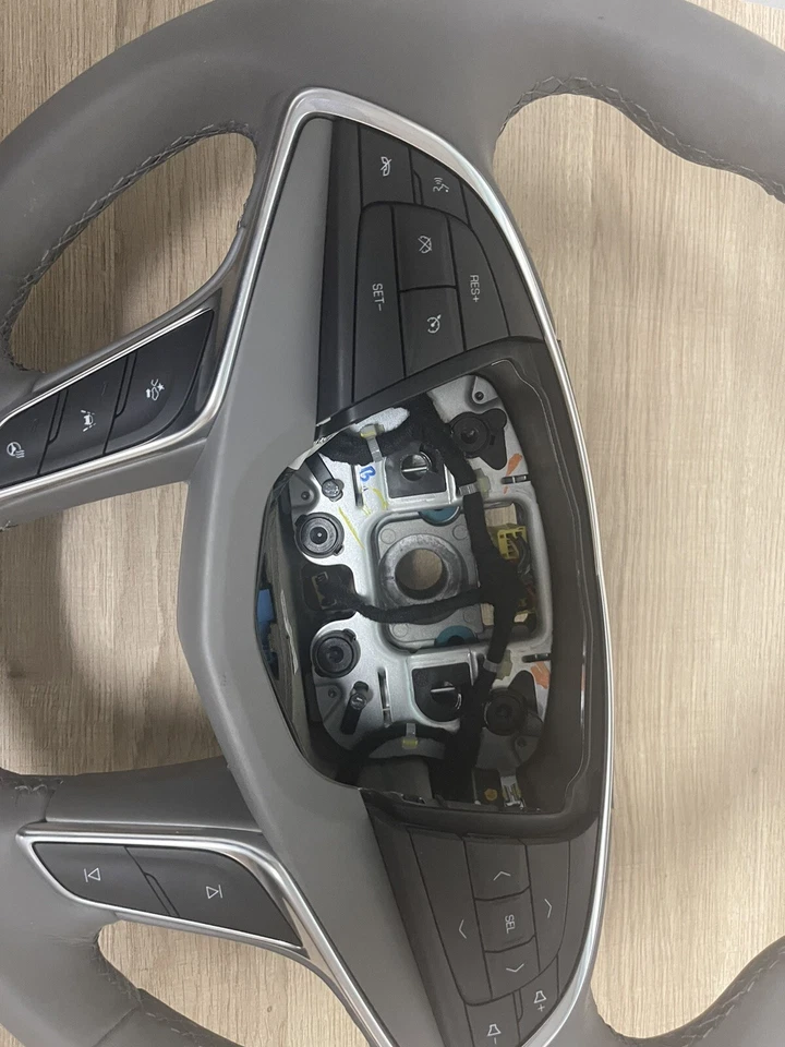 Cadillac XT5 2017 volante - P/N 84214051 - (titanio oscuro) Foto 3 de 4