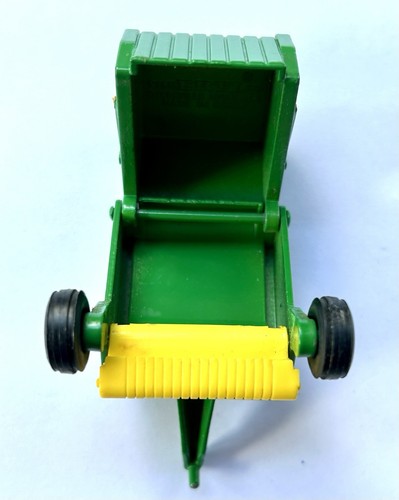 ERTL John Deere Round Hay Baler, Green & Yellow, 1/64 Die Cast - Picture 9 of 11