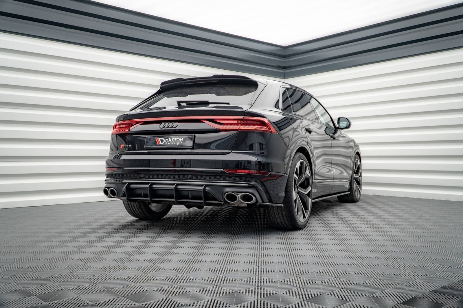 Diffuseur arrière Audi SQ8 Mk1 améliorant l'aérodynamisme en rouge