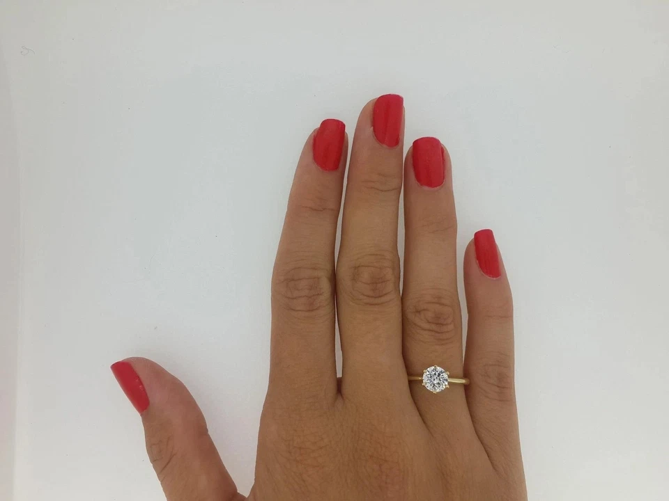 Anillo de compromiso clásico de diamantes creado en laboratorio de 6 puntas de 3 quilates enchapado en oro amarillo de 14 quilates Foto 2 de 4