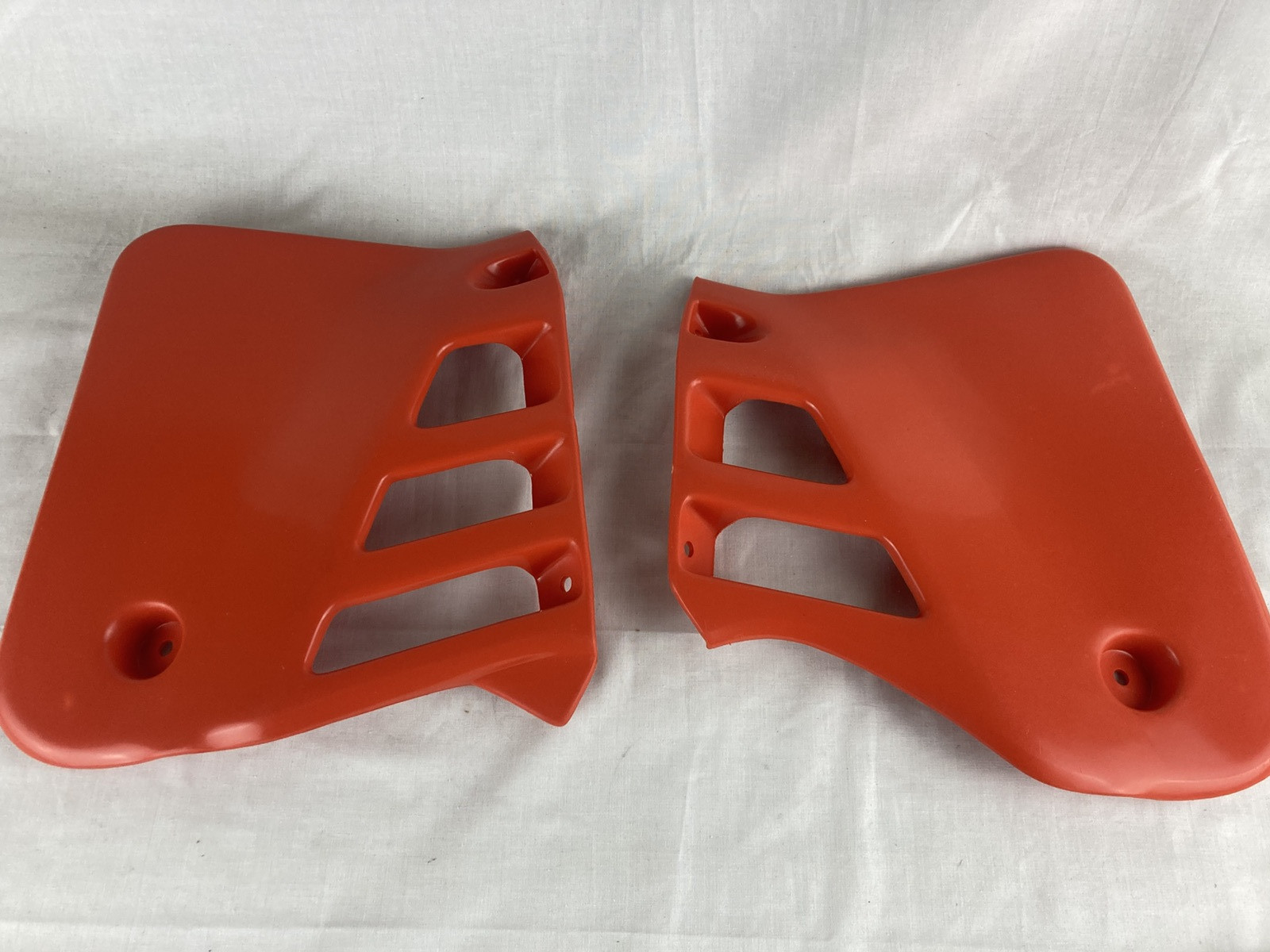 Honda CR125 87-88 rad scoops light red UFO (10)
