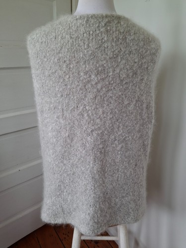 JAMES ALEYANDER sleeveless grey soft, cosy cashmere 1 button vest. Size L - Picture 4 of 9