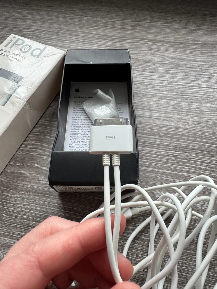 Boxed Apple Dock Connector to FireWire and USB 2.0 Y Cable for iPod (M9126G/A) - Image 2 of 4