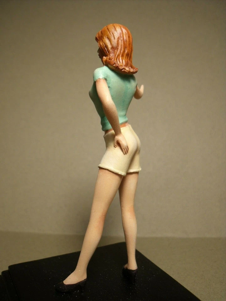 1/18  FIGURE  GIRL  ANNIE  VROOM  PAINTED  FOR  AUTOART  MINICHAMPS  SCHUCO - Image 4 of 4