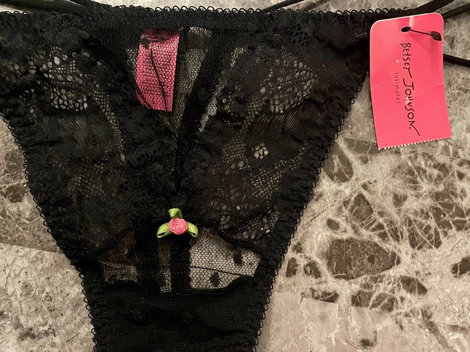 NUEVO CON ETIQUETAS BETSEY JOHNSON L NEGRO ENCAJE ROSA APLIQUES TIRAS VINTAGE RARO TANGA BRAGAS Foto 3 de 4