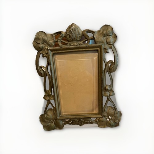 Vintage Victorian Ornate Tabletop Easel Picture Frame, 4" x 6" Beveled Glass