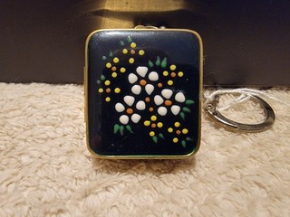 Vintage Sankyo Music Keyring Wind Up Raised Flowers design