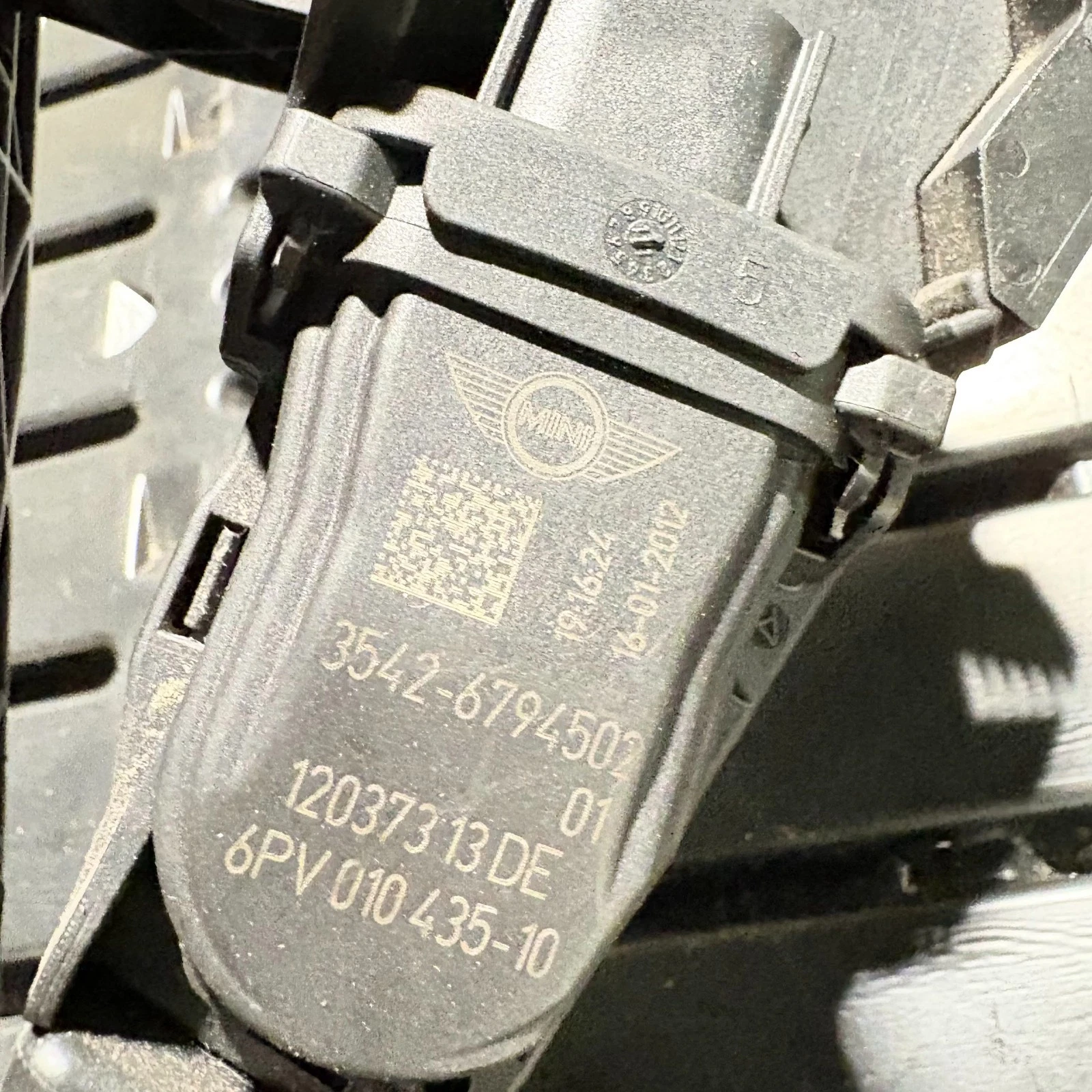 Actual MINI accelerator pedal label showing 3542-6794502 and 6PV 010435-10