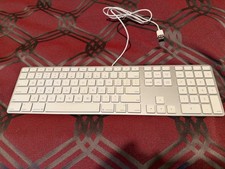   APPLE WIRED KEYBOARD - A1243 - USB w/ NUMERIC KEYPAD - SILVER/WHITE  