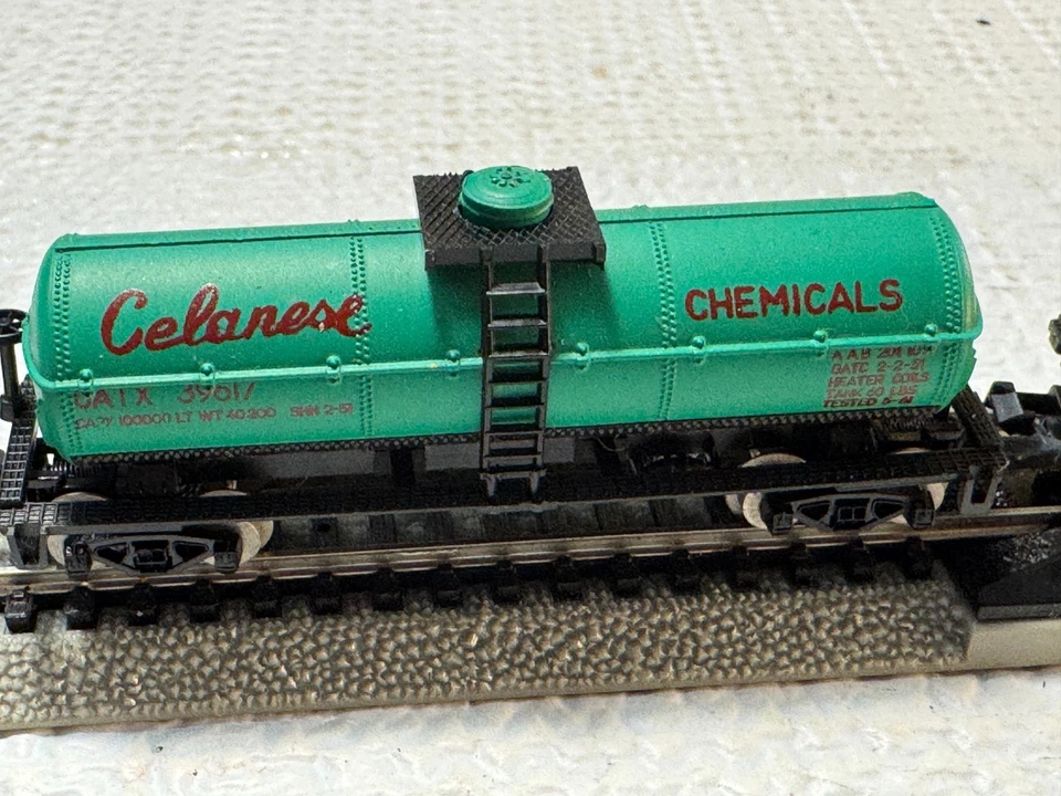 🚂 N SCALE -SET OF 3 VARIOUS TANK CARS -L👀K💥 N1297 - Image 3 of 4