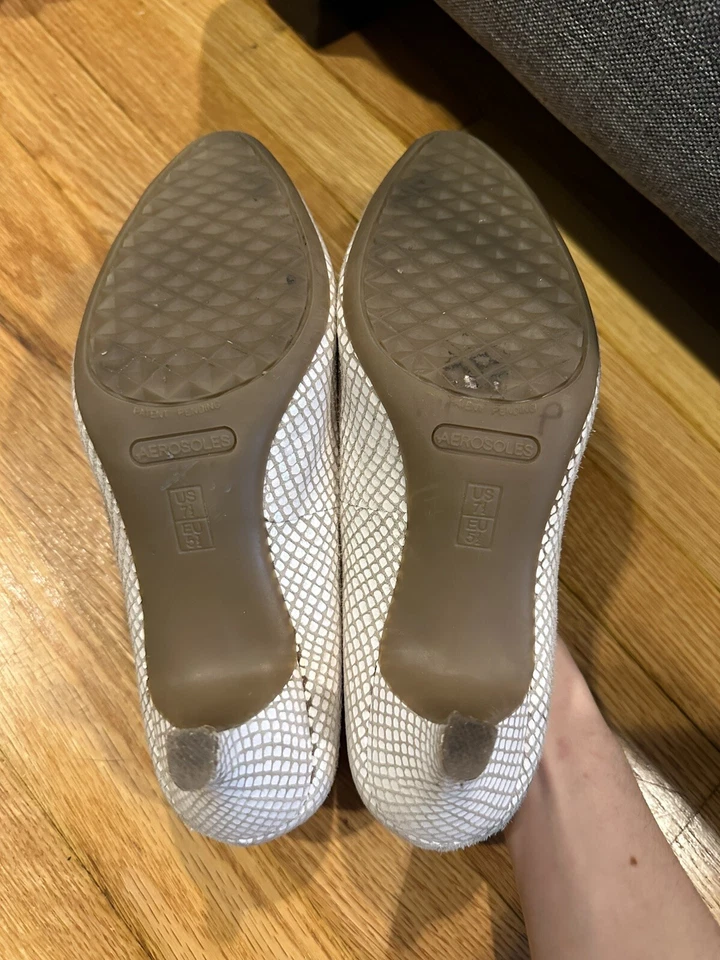 Aerosoles Stardom Blanco Texturizado Serpiente Estampado Punta Tacones Talla 7.5 Foto 4 de 4