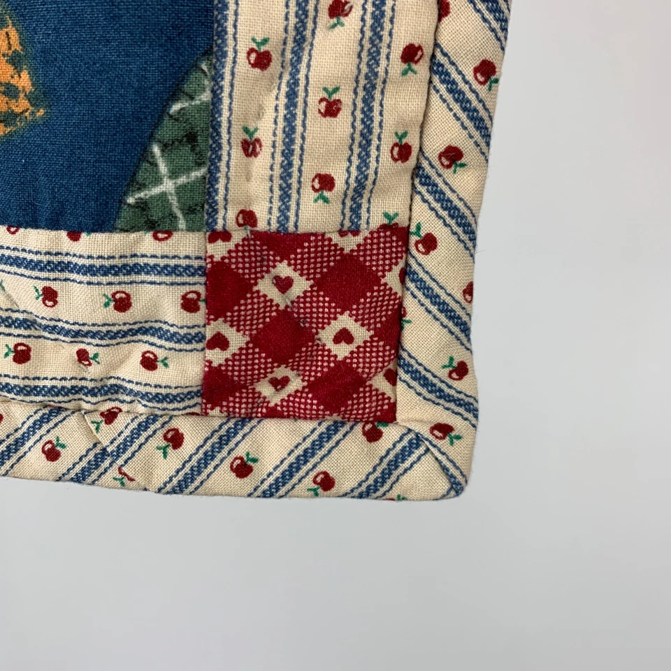 Colcha de retalhos acolchoada à mão corações maçãs azul vermelha bebê boneca berço 26" x 30" - Imagem 4 de 4