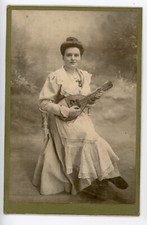 PHOTO CABINET c.1890, une femme pose mandoline / mandoline instrument musique
