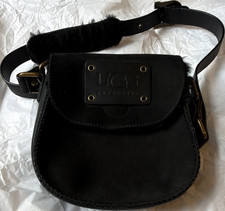 UGG Borsa Donna Nera a Tracolla Logo Bordo in Pelliccia, Cinghia Regolabile, Magnetica