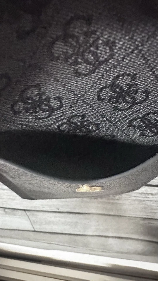 Bolso de mano Guess para teléfono, logotipo negro, tamaño 7,5" x 4,7" Foto 4 de 4