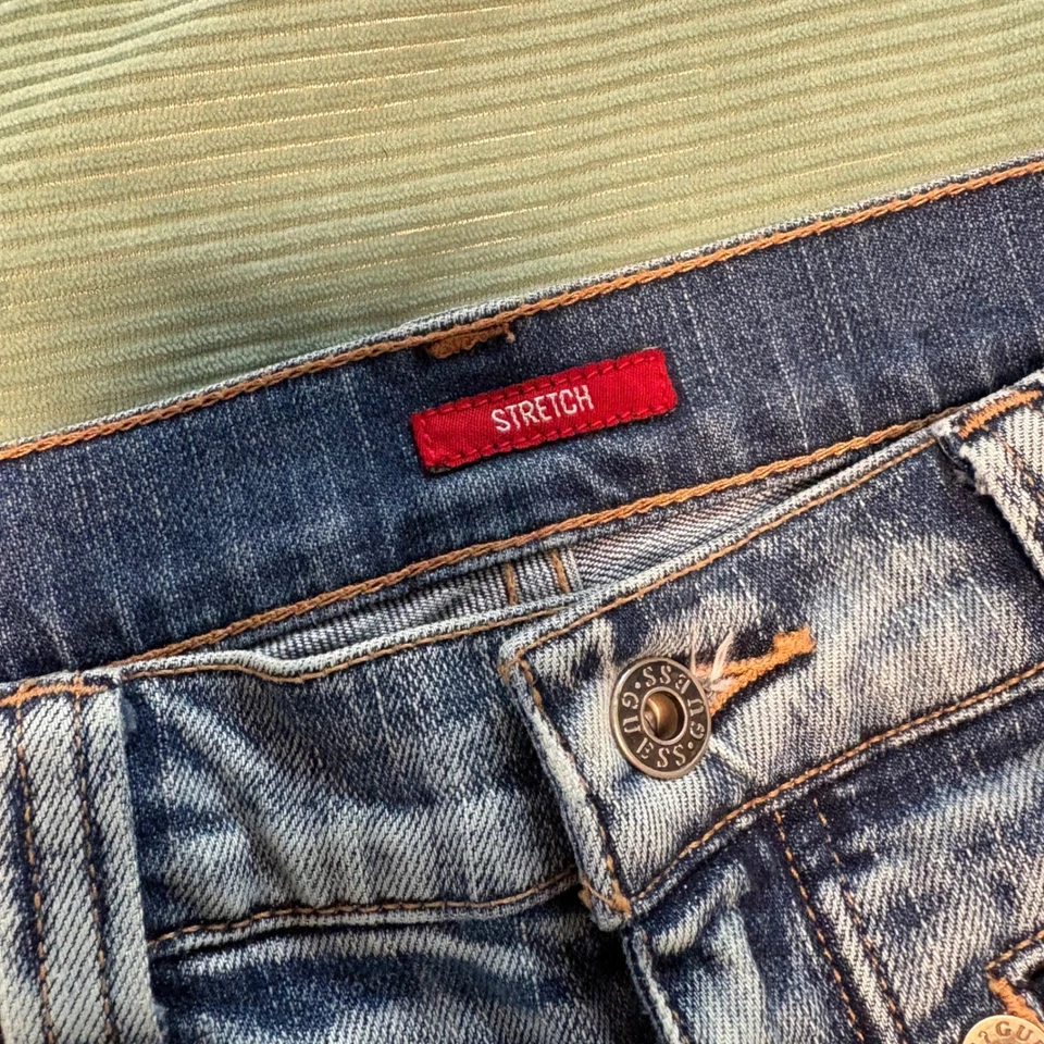 Pantalones de mezclilla para mujer Guess 27 elásticos estilo capri moto dobladillo con cremallera azul desgastado Foto 4 de 4