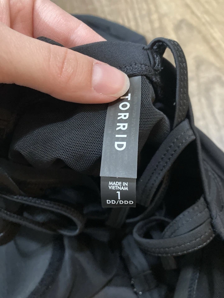 Traje de baño negro de una pieza Torrid con sujetador incorporado con aros talla 1 DD/DDD Foto 2 de 4