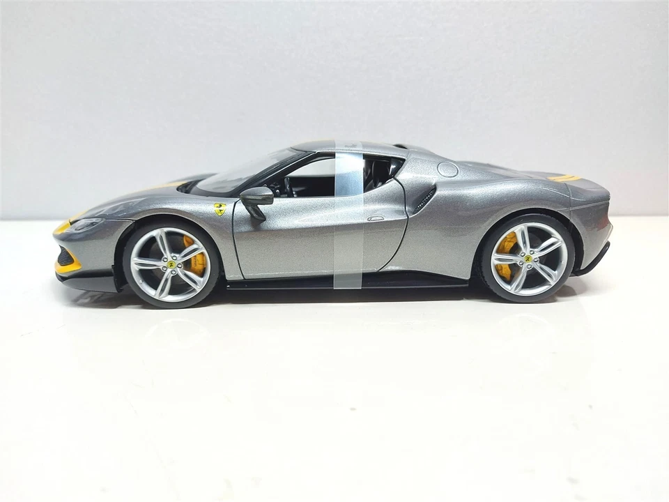 Ferrari 296 GTB Assetto Fiorano Grigio del 2022 - 1/18 Burago - Immagine 4 di 4