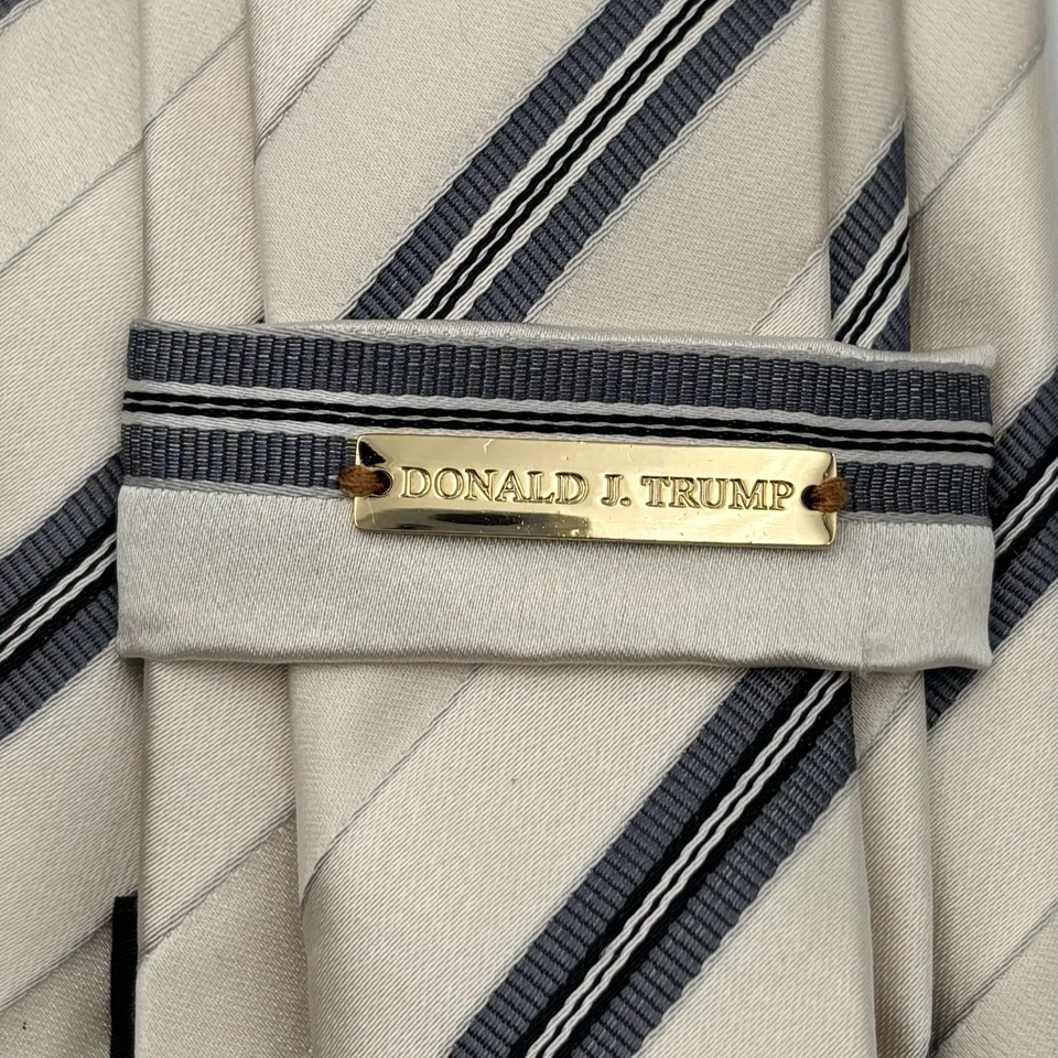 Corbata Donald J. Trump Signature Collection Bronceada Rayas Negras Seda Cuello Foto 4 de 4