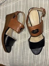 Coach Hendrick 8 B Black Tan Wedge Sandals Gold Logo Plate Slingback Platform