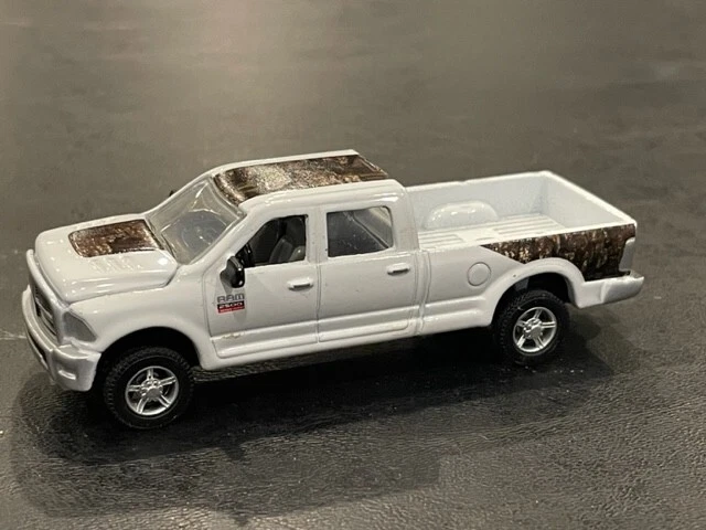 ERTL Dodge Ram 2500 Heavy Duty Gooseneck Dual Cab White Pickup
