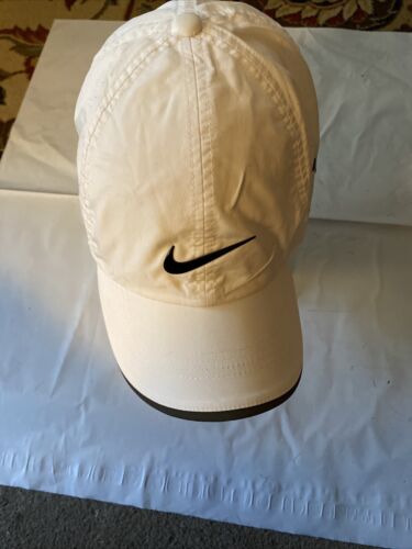Nike Featherlight Dri Fit weiß schwarz Besatz verstellbar Golfmütze Kappe