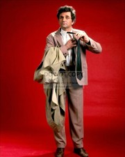PETER FALK AS ICONIC HOMICIDE DETECTIVE LIEUTENANT COLUMBO - 8X10 PHOTO (CC-136)