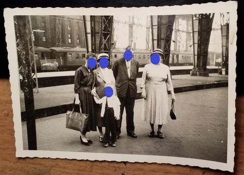 Mann & Frauen & Kind am Bahnhof mit Zug - Hut Handtasche / ca. 1950/60er Foto