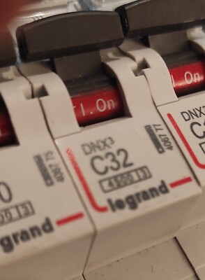 Disjoncteur 32A 32 Amp res LEGRAND Ref 406777 Disjoncteur Vis C32 disjoncteur-32a-32-amp-res-legrand-ref-406777-disjoncteur-vis-c32