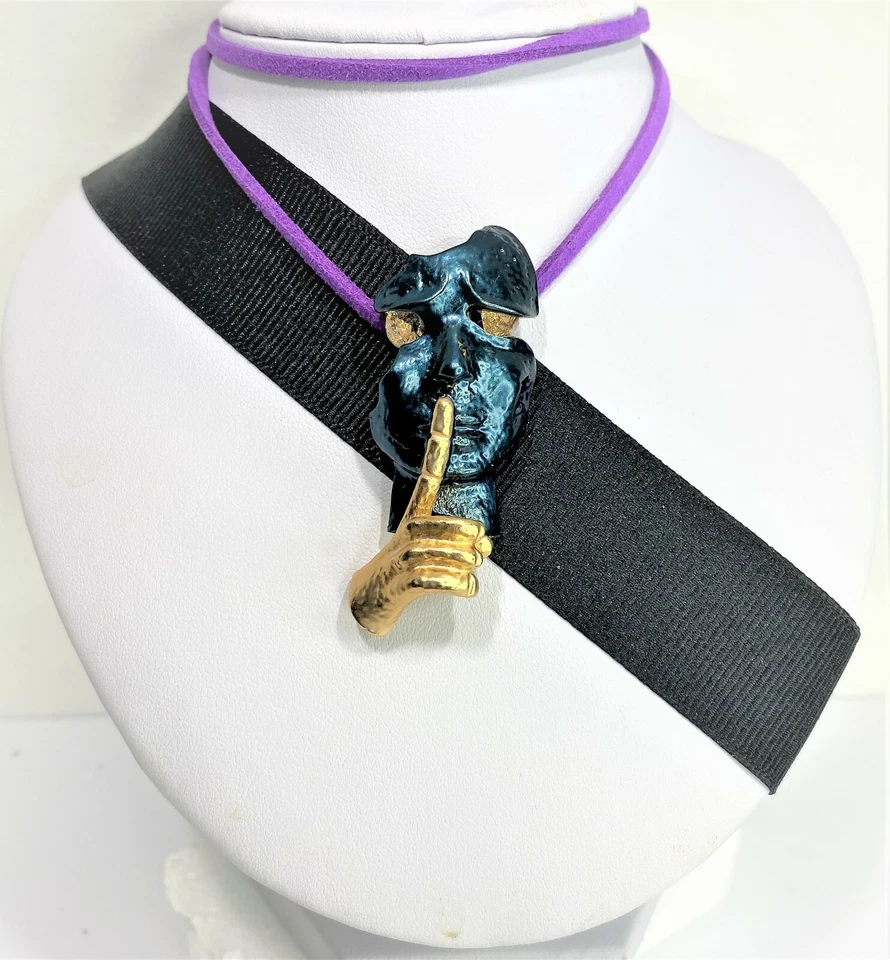 BETSEY JOHNSON BROCHE PIN ESMALTE AZUL Y DORADO MÁSCARA CORDÓN DE CUERO MORADO GRATIS Foto 2 de 4