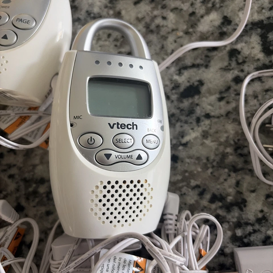 Monitor de bebé de audio digital Vetch DM221-2 en funcionamiento con dos unidades para padres Foto 4 de 4