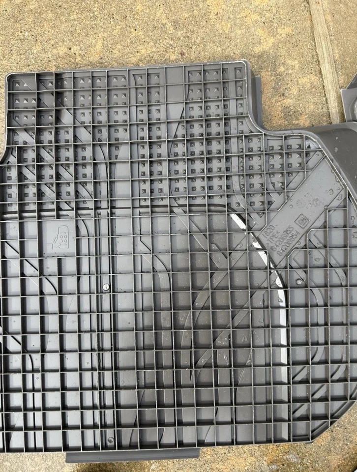 CHEVROLET TRAVERSE 2018-2023 Premium Floor Mats OEM Gray PREOWNED 4-PCS. - Image 4 of 4