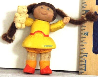1984 Cabbage Patch Kids GIRL in YELLOW Dress w. TEDDY BEAR w.YARN HAIR 3.25'' PVC