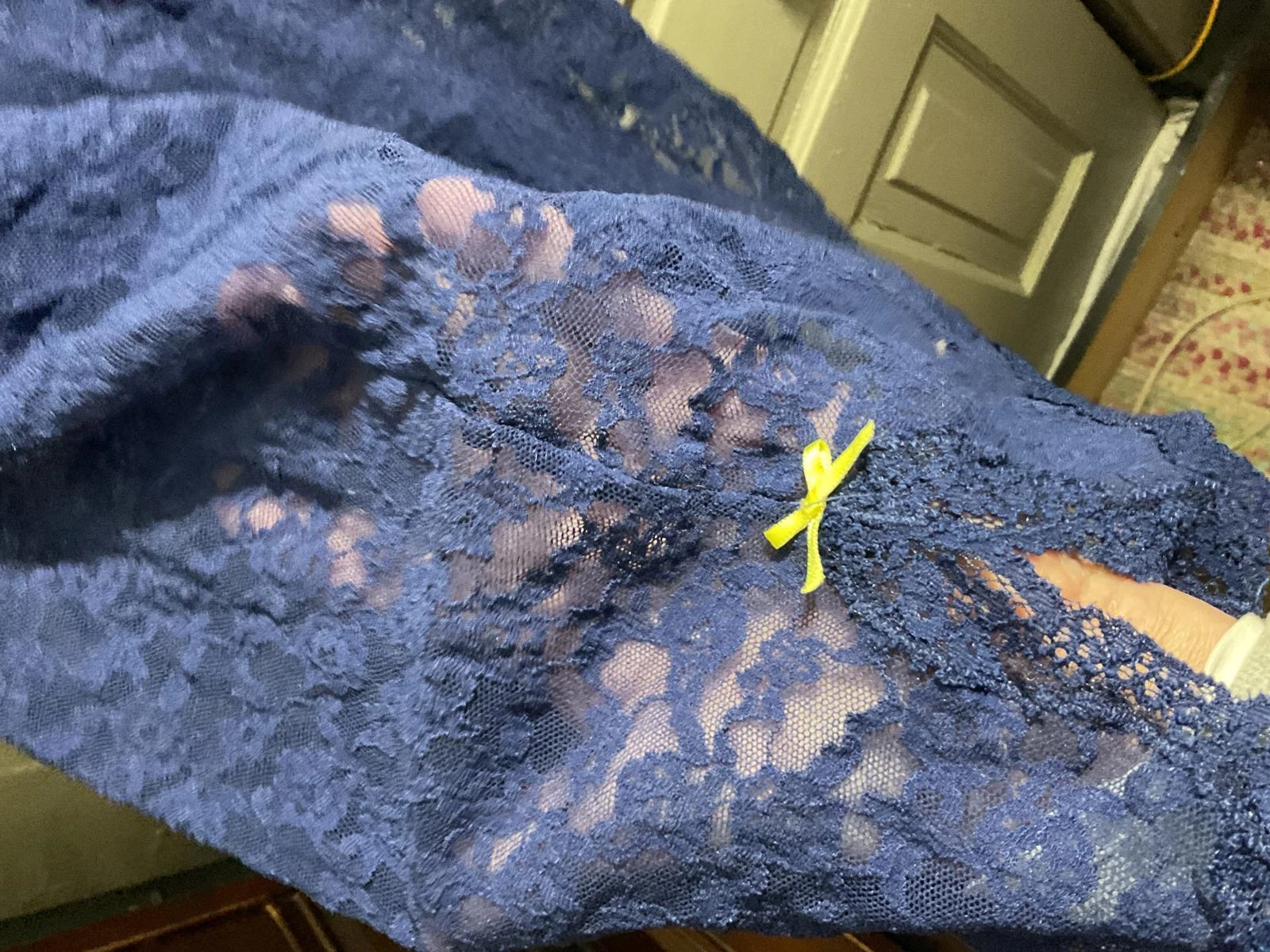 UNDERCOVER Abito Victoria Secret blu in pizzo con fiocchi gialli grande